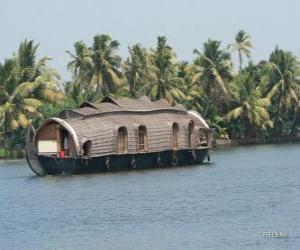 пазл Дом на воде на реке, лодка предназначена как жилье
